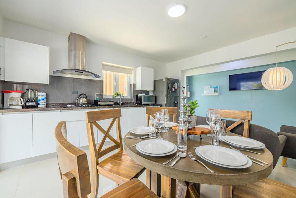 Koyari Modern Condos 9BR 7BA Sleeps 26 w/ Pool&Roof Deck Palm Beach Exterior foto