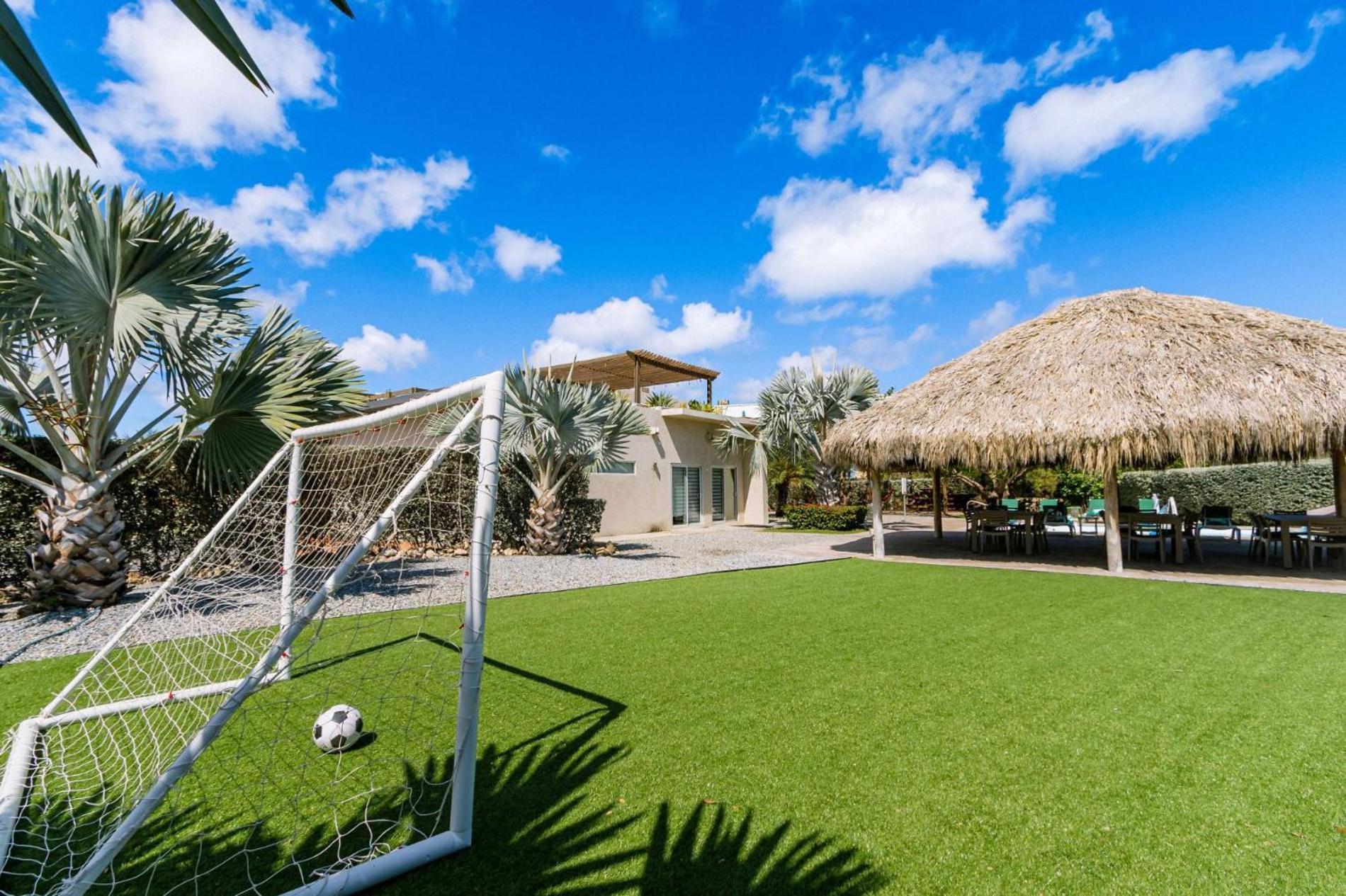 Koyari Modern Condos 9BR 7BA Sleeps 26 w/ Pool&Roof Deck Palm Beach Exterior foto